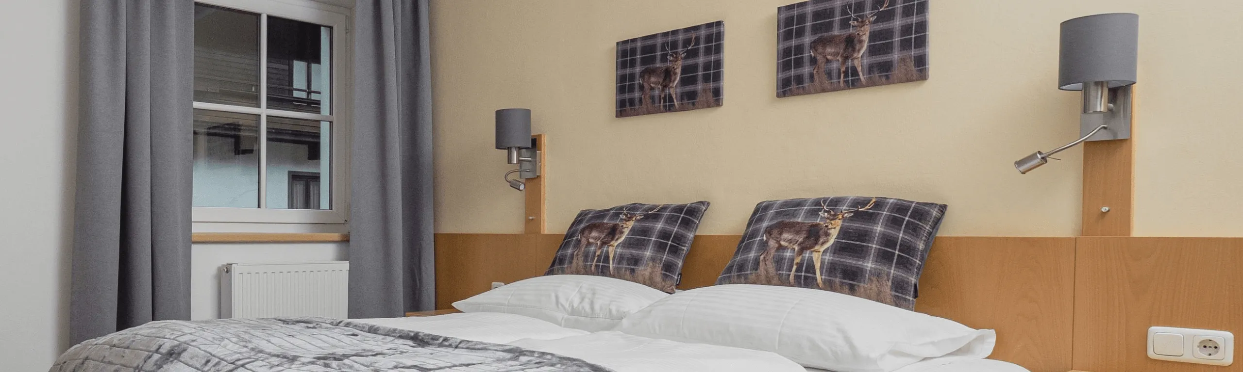 Modernes Schlafzimmer mit zwei Betten und Wandkunst