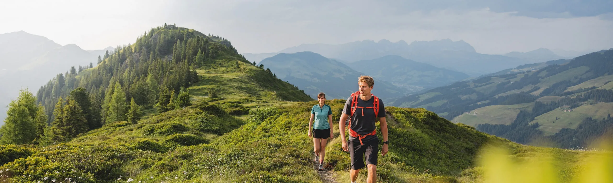 Wanderer im Brixental, umgeben von grüner Landschaft