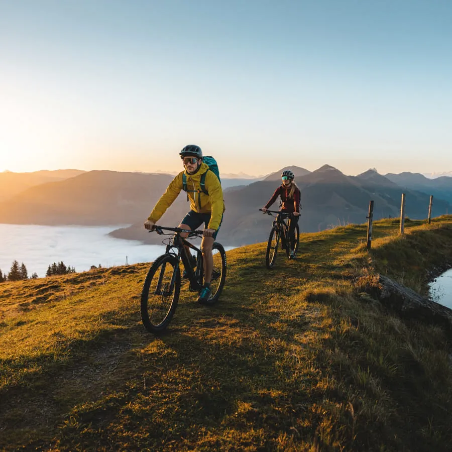 Biker im Brixental bei Sonnenuntergang