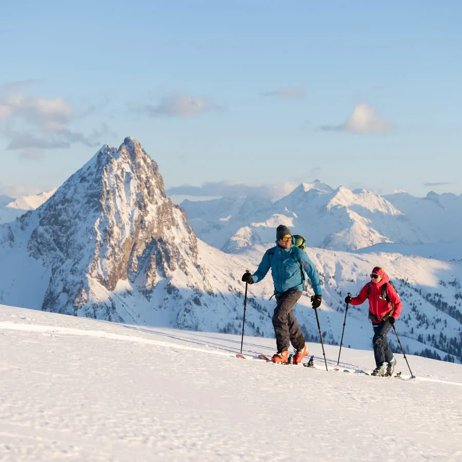 Zwei Personen beim Skitourengehen im Brixental, Winterlandschaft