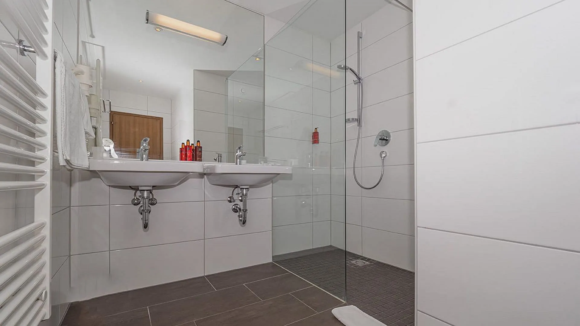 Helles Badezimmer mit Dusche und Doppelwaschbecken