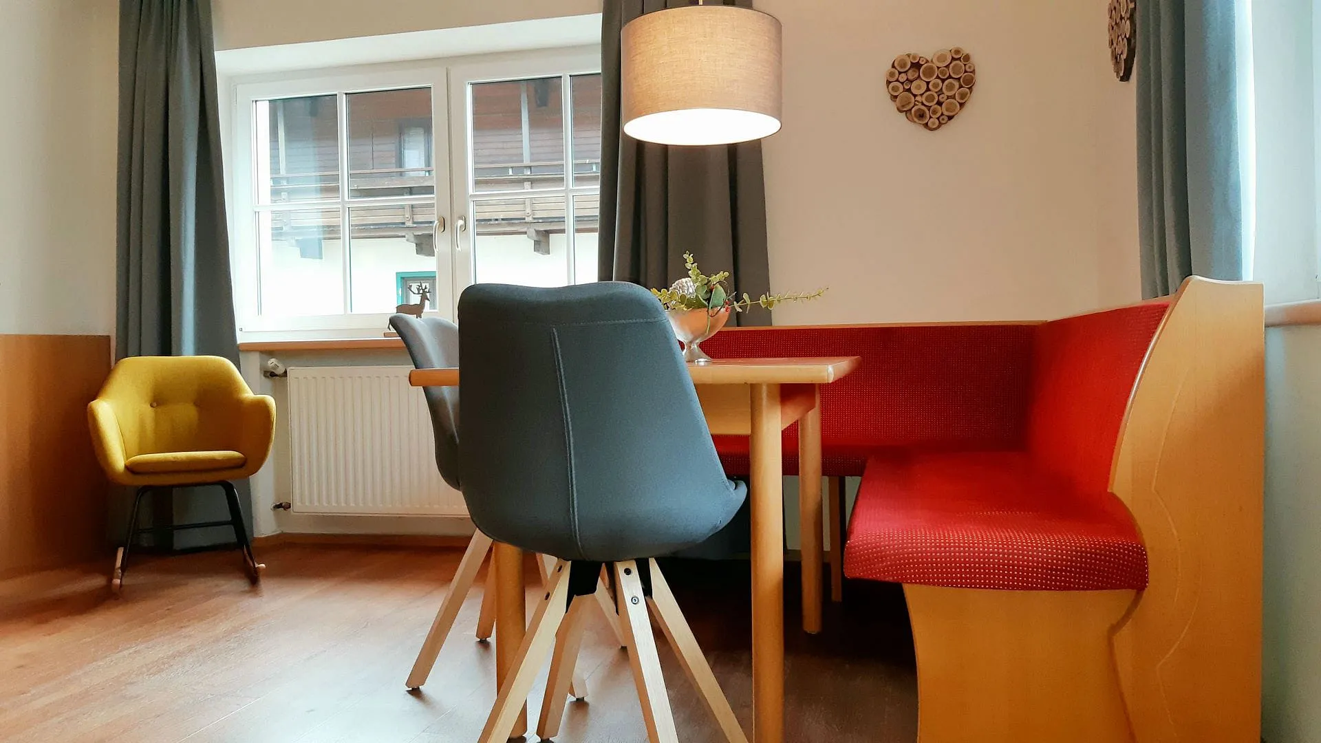 Gemütliche Sitzecke mit Stuhl und Tisch in einem Raum