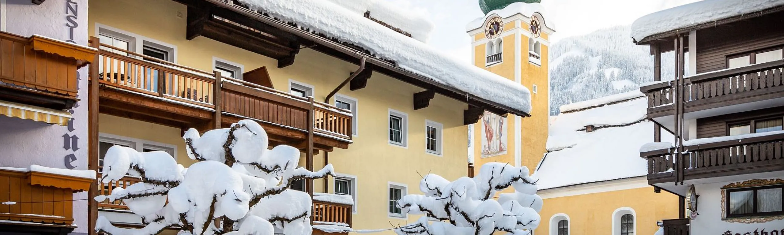 Schneebedeckte Gebäude in einem winterlichen Dorf
