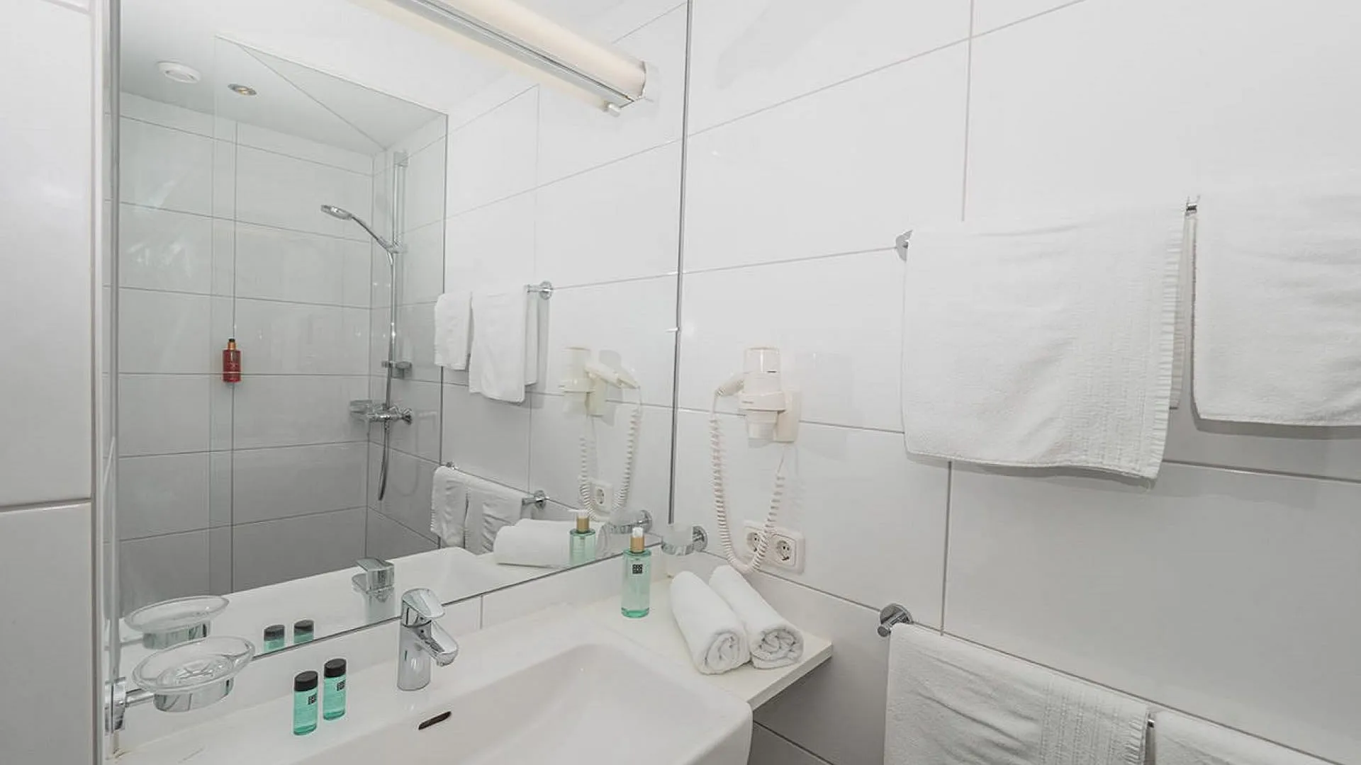 Helles Badezimmer mit Waschbecken und Dusche
