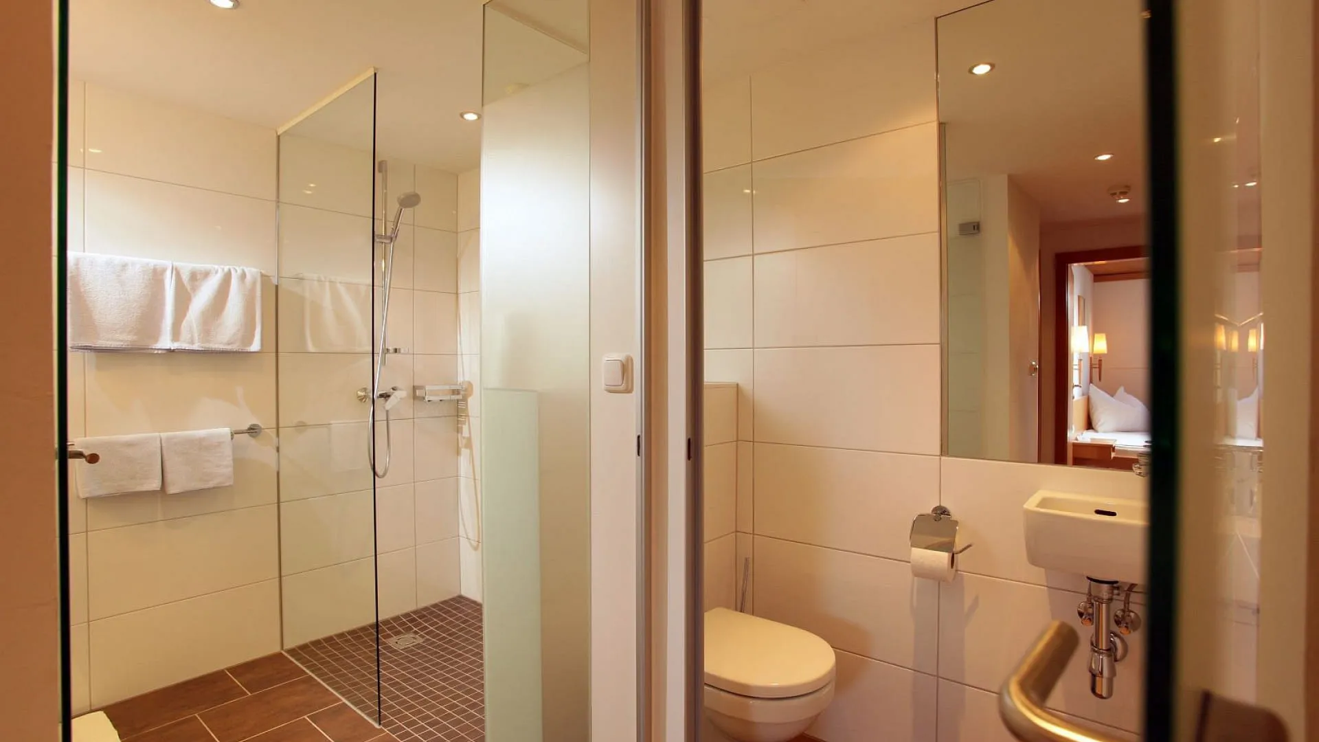 Modernes Badezimmer mit Dusche und WC