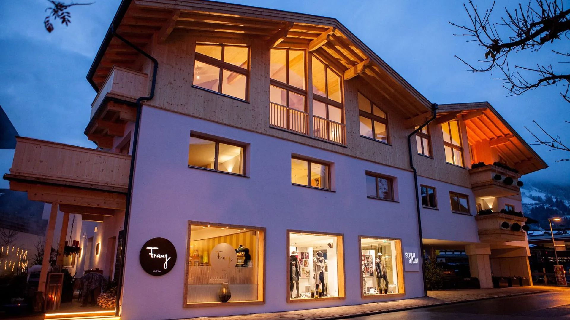 Gebäudeansicht mit Holzverkleidung bei Dämmerung